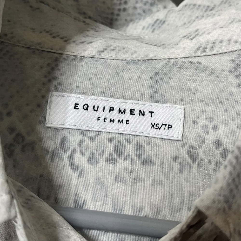 Equipment Brett Silk Shirt XS White Snake Print Button Front Office Chic
New - Picture 9 of 10